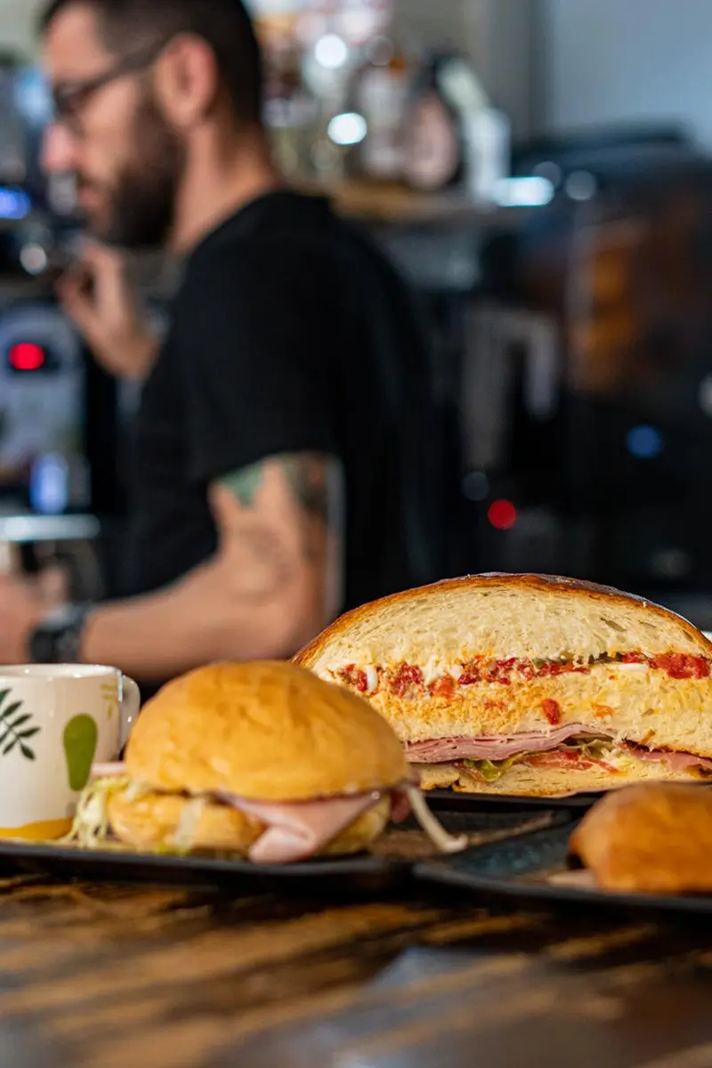 bocadillos listos para servir en la barra de tano