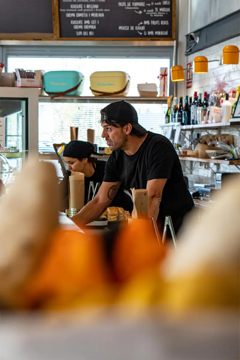 trabajador atendiendo en panaderia tano de gandia