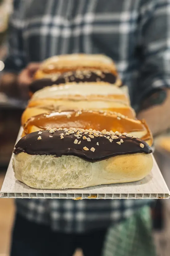 Bandeja de dulces chocotanos, pan brioche con chocalates de diferentes sabores.